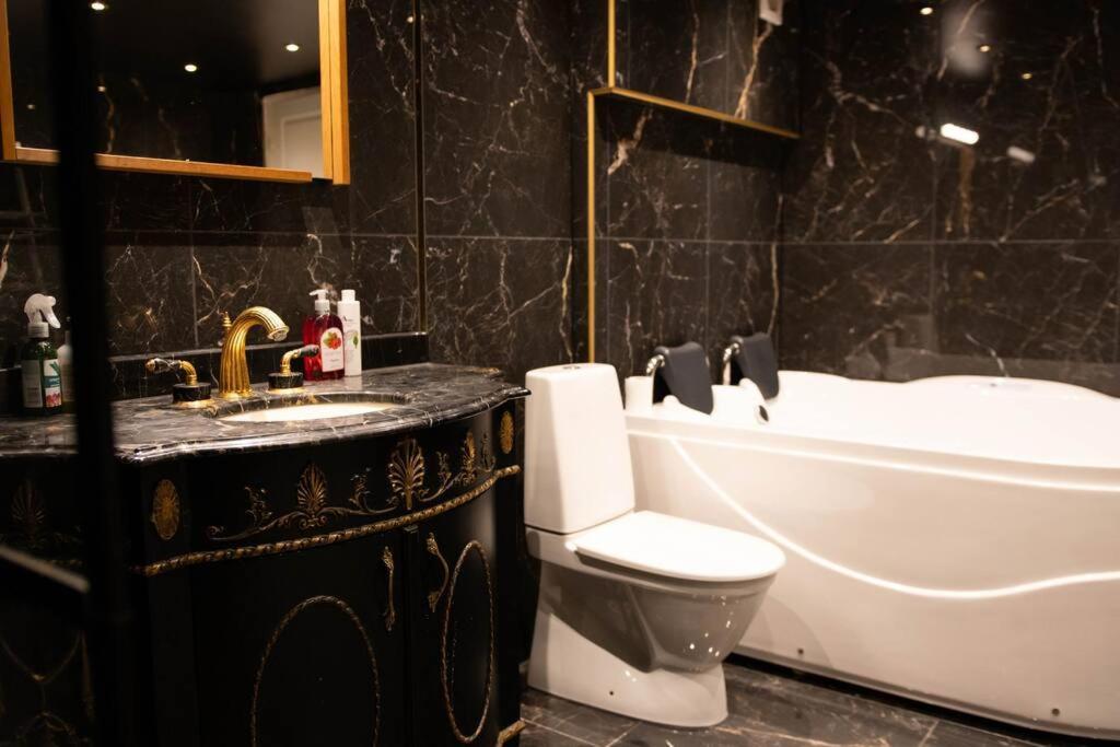 Historical Malt Factory Apartment, 6 Bedrooms, Sleeps 12 , Hot Tub Helsingborg Luaran gambar