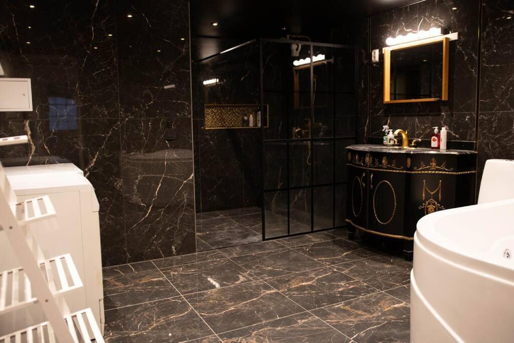 Historical Malt Factory Apartment, 6 Bedrooms, Sleeps 12 , Hot Tub Helsingborg Luaran gambar