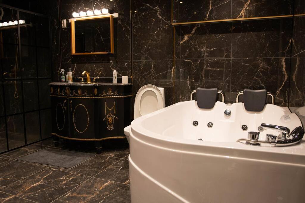 Historical Malt Factory Apartment, 6 Bedrooms, Sleeps 12 , Hot Tub Helsingborg Luaran gambar