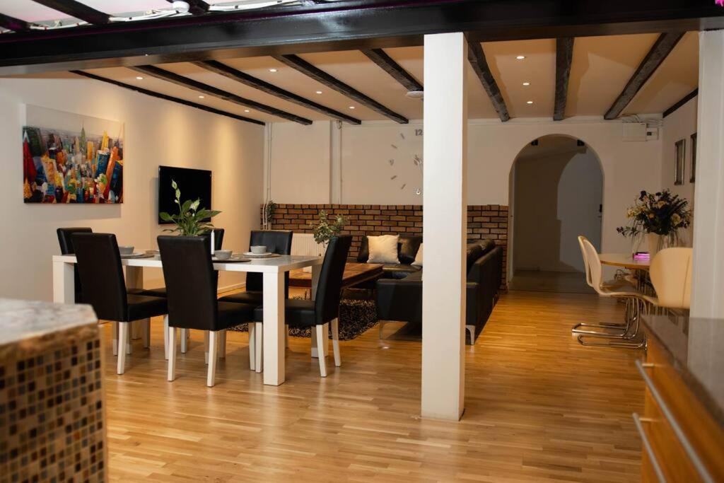 Historical Malt Factory Apartment, 6 Bedrooms, Sleeps 12 , Hot Tub Helsingborg Luaran gambar
